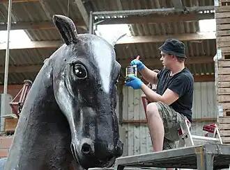 Kevin Leybaert herstelt beschadigd oor van het Peird van Appels