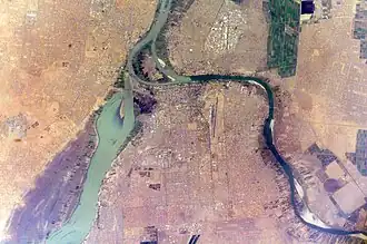 Tuti-eiland, waar de Witte Nijl (links) en de Blauwe Nijl (rechts) samenvloeien