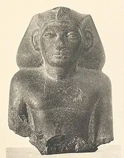 Hoofd en torso van granieten beeld van farao Chendjer (foto:1933), Egyptisch Museum Vindplaats piramide complex zuid-Saqqara