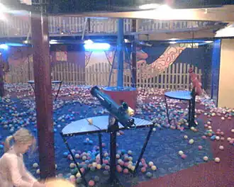 Ballenbak met luchtdruk kanonnen in KidZcity Utrecht
