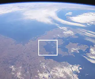 Satellietfoto, met de Kielerbocht aangegeven in het vierkant.