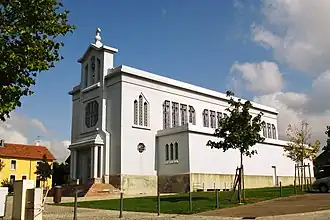 De metalen Sint-Barbara kerk in de wijk Crusnes-Cité