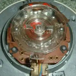 Kiesschijf in rust: contact onderaan is geopend, de twee kogeltjes drukken tegen contacten links en rechts