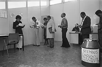 Kiezers in het stemlokaal