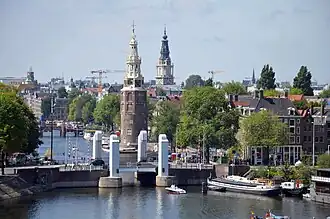 De Kikkerbilssluis, met de Montelbaanstoren en de Munttoren in de achtergrond (2022)