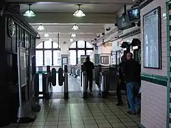 De stationshal met kaartverkoop.