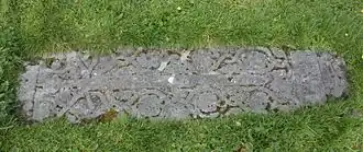 Grafsteen met zwaard, daterende uit de veertiende of vijftiende eeuw.