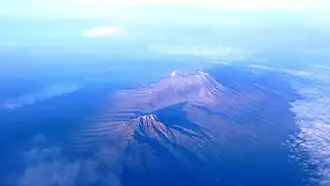 Luchtfoto vanuit het oosten; van voor naar achter: de Mawenzi, de Kibo en de Shira