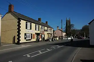 The London Inn en de kerk.