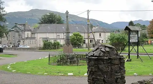 Stewart Memorial met McLaren Hall op de achtergrond.