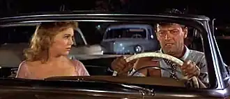 Novak en Holden in de trailer