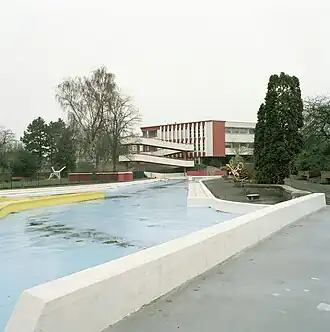 Kinderbad met het hoofdgebouw op de achtergrond