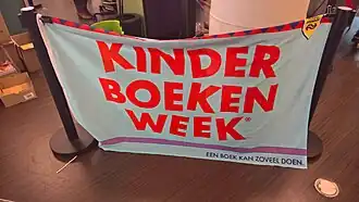 Een spandoek met het logo van de Kinderboekenweek (2021).