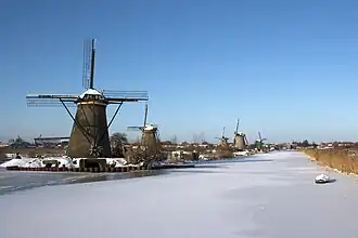 de molens 1 - 5 met No 5 op de voorgrond