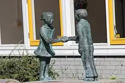 Beeldje Montessorischool (2001), Wassenaar