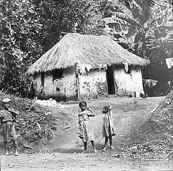 Kinderen bij lemen hut in Jamaica, 1898-99