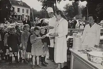 Poffertjesdag voor kinderen op 3 oktober 1952 bij poffertjeskraam D. van der Steen