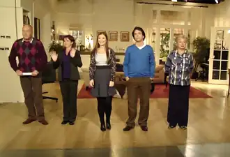 Ingeborg Elzevier (uiterst rechts) met collega's op de set van Kinderen geen bezwaar