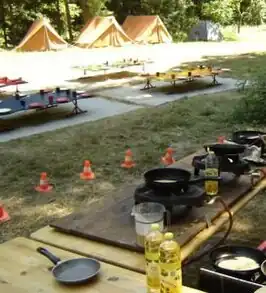 Overzicht van het kinderkamp, de kinderen zijn even het bos in en de keuken bakt pannenkoeken (2005)