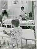 Kinderen met verpleegster in kinderkamer - 1975