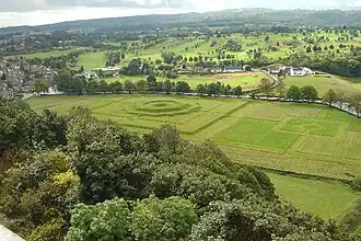 De King's Knot gezien vanaf Stirling Castle. Links ligt het centrale aardwerk.