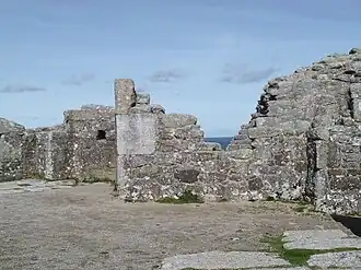 De hal, links de kanonnenkamer