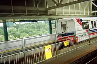 Een Mark I-metrostel vertrekt van de Oostelijke eindhalte King George Station