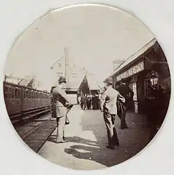 Kingsbury & Neasden in 1890 met het oorspronkelijke stationsgebouw boven de sporen
