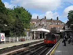 De Jubilee Line naar het centrum langs het perron.