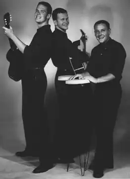 The Kingston Trio in de originele samenstelling. Van links naar rechts Dave Guard, Bob Shane en Nick Reynolds (foto uit 1957)