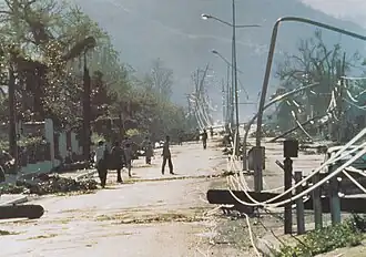 Straatbeeld in Kingston, Jamaica na de verwoestingen door Gilbert op 12 september 1988