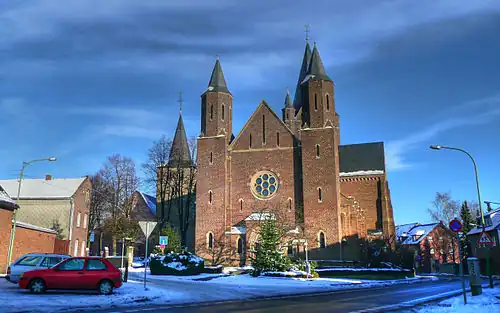 Kerken van Arnoldsweiler: links de Kleine, rechts de Grote St. Arnolduskerk