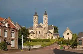 De basiliek (links) met de kapel (rechts)
