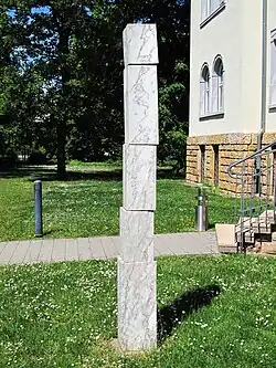 12: Stufenstele (1990)