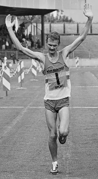 Pfeffer passeert de finish van de marathon van Enschede in 1979.
