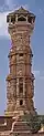 Kirti Stambha, de Toren van Roem, ter ere van tirthankara Adinatha, 7 verdiepingen, begin 14e eeuw, 22 m. hoog