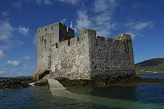 Kisimul Castle gezien vanuit het noordoosten. Vooraan ligt onder water de moderne landingsplaats voor de boot.