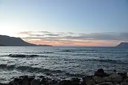 De Baai van Kissamos bij zonsondergang