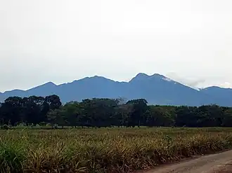 Het middelste gedeelte van het Kitangladgebergte met de twee hoogste pieken Mount Dulang-Dulang en Mount Kitanglad
