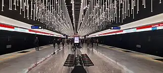 Het perron van het station