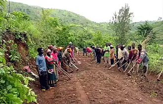 Een weg in de provincie Zuid-Kivu wordt hersteld door de lokale bevolking.