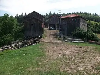 Typische dorp van houten huizen in Azdavay