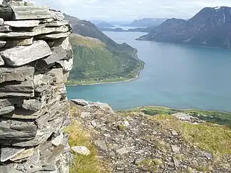 Arnøyhamn gezien vanaf Kjedalsfjell
