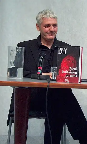Kjell Ola Dahl in Helsinki op de boekenbeurs met de Finse vertaling van En liten gyllen ring.