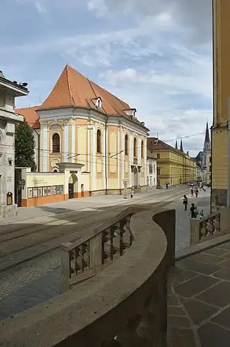 De hoofdlocatie van het museum gevestigd in het voormalige Clarissenklooster aan het náměstí Republiky.