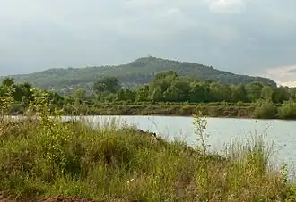 Gezicht vanuit Tündern (4 km ten Z. van Hamelen) op de Klüt