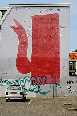 Koffiepotschildering (1991-2016) van Klaas Gubbels op de hoek Doddendaal/ Kroonstraat in het centrum van Nijmegen met een gedicht van K. Schippers. In augustus 2018 werd een nieuwe versie aan de Arsenaalplaats geplaatst