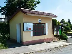 Bushalte in het dorp (2010)