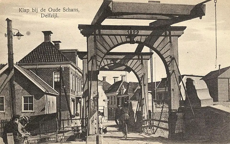 De brug over de Fivelingo-sluis met in de achtergond het café, circa 1910