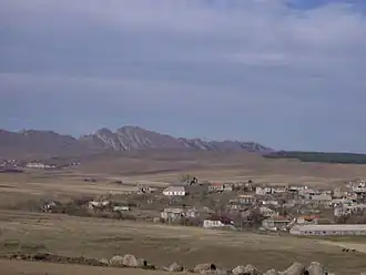 Kldekari van afstand met het dorp Livadi op de voorgrond